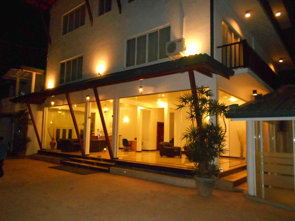 Onreech Hotel Seeduwa Exterior photo